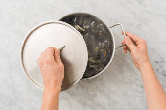 CUIRE LES MOULES À L’ÉTUVÉE