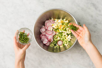 Mélanger le taboulé