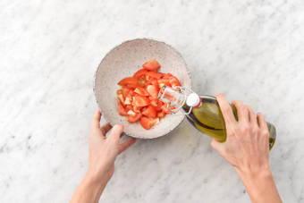 Mélanger les tomates