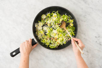 Cuire le poireau et les lardons
