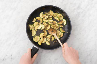 ZUCCHINI BRATEN
