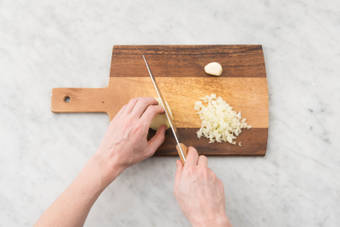 Émincer l'ail et l'oignon