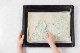 FLAMMKUCHEN BEsTREICHEN