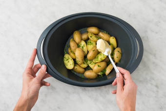 KURZ VOR DEM ANRICHTEN