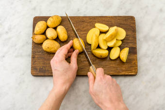 MIT DEN KARTOFFELN BEGINNEN