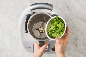 MIT DER SUPPE BEGINNEN