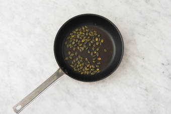 KÜRBISKERNE RÖSTEN