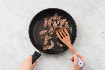 GESCHNETZELTES BRATEN