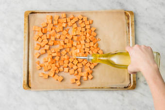 Süsskartoffelwürfel backen