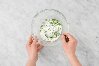 Préparer la vinaigrette et la mayonnaise