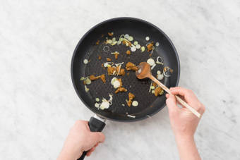 mit der currysosse beginnen