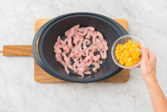 FLEISCH & MANGO VORBEREITEN