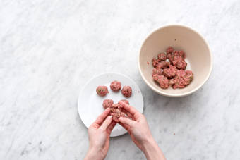 KÖTTBULLARmasse ZUBEREITEN