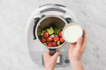 DRESSING MIT GEMÜSE