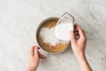 Cuire le riz dans le lait de coco