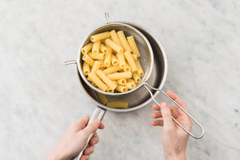 Cuire les rigatoni