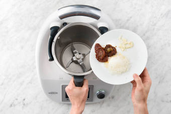 Kirschtomaten halbieren