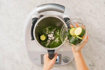 KRÄUTER ZERKLEINERN