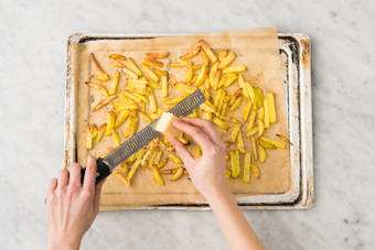 FÜR DIE KÄSEPOMMES