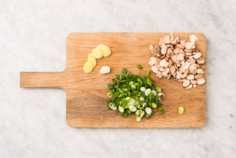 champignons UND GEWÜRZE