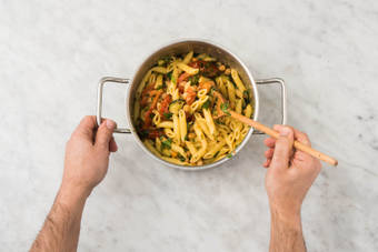 Kirschtomatenhälften dazugeben