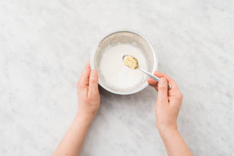 Frischkäse, Knoblauch, Senf und Schnittlauchröllchen mischen