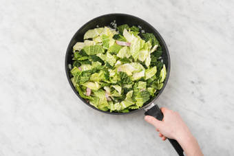 Wirsing und Bacon anbraten