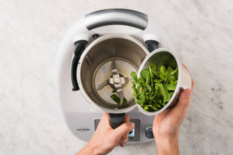 KRÄUTER ZERKLEINERN