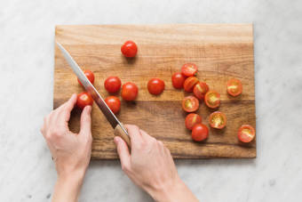 Kirschtomaten halbieren