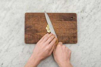 KNOBLAUCH VORBEREITEN