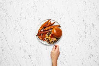 Toast Buns and Serve