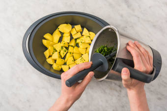 KÖTTBULLARmasse ZUBEREITEN