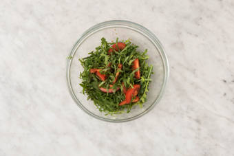 Faire la salade et servir