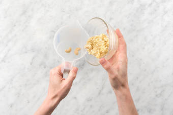 Penne mit Pesto verrühren