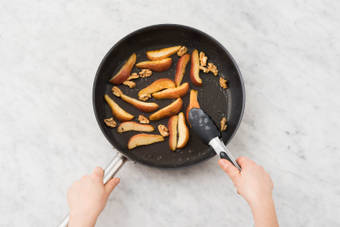 BIRNE KARAMELLISIEREN