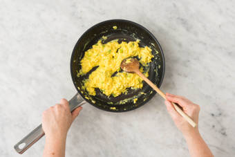 Préparer les œufs brouillés