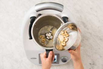 Cashewkerne zufügen