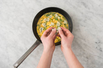 Cuire l'omelette et le portobello
