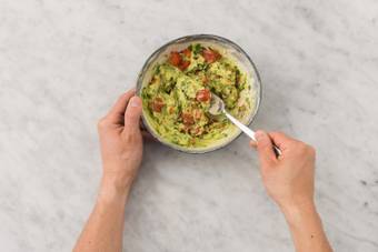 avoado-salsa zubereiten