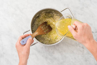 brühe zum Risotto geben