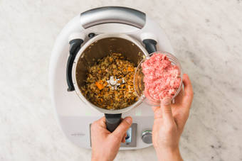 HACKFLEISCH DÜNSTEN