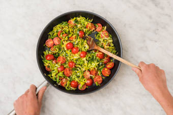 Prei en cherrytomaten bakken