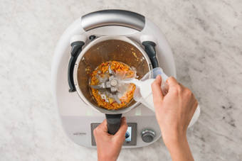 SOßE & NUDELN KOCHEN