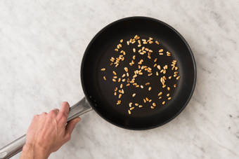 Pijnboompitten roosteren