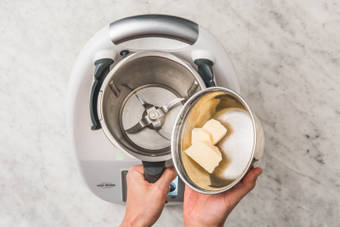 HARTKÄSE ZERKLEINERN