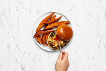 Toast Buns and Serve