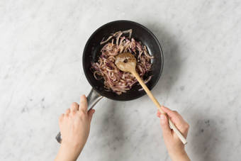 ZWIEBELN KARAMELLISIEREN