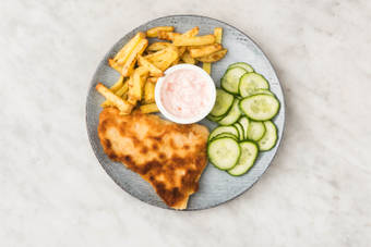 FÜR DEN GURKENSALAT