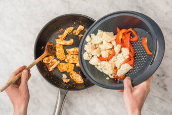 CURRYSOSSE ZUBEREITEN