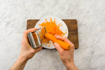 Karottensalat zubereiten